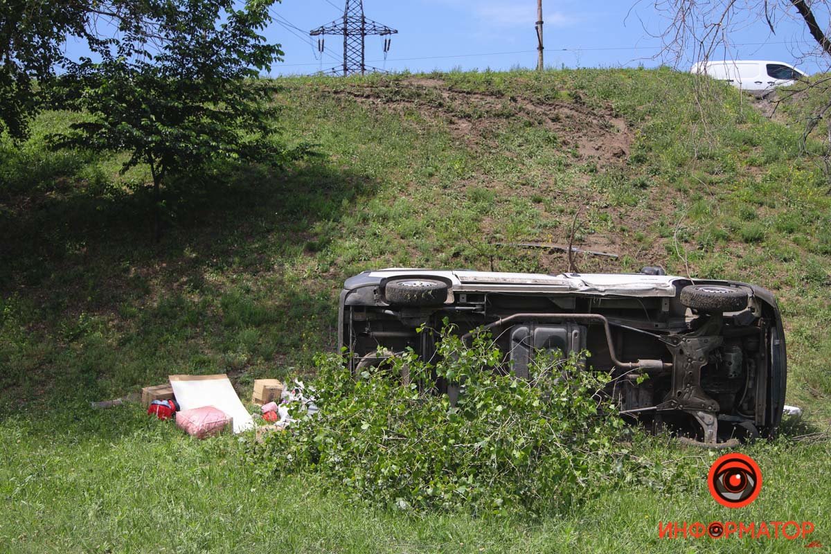 В Днепре с Кайдакского моста слетел Renault 3