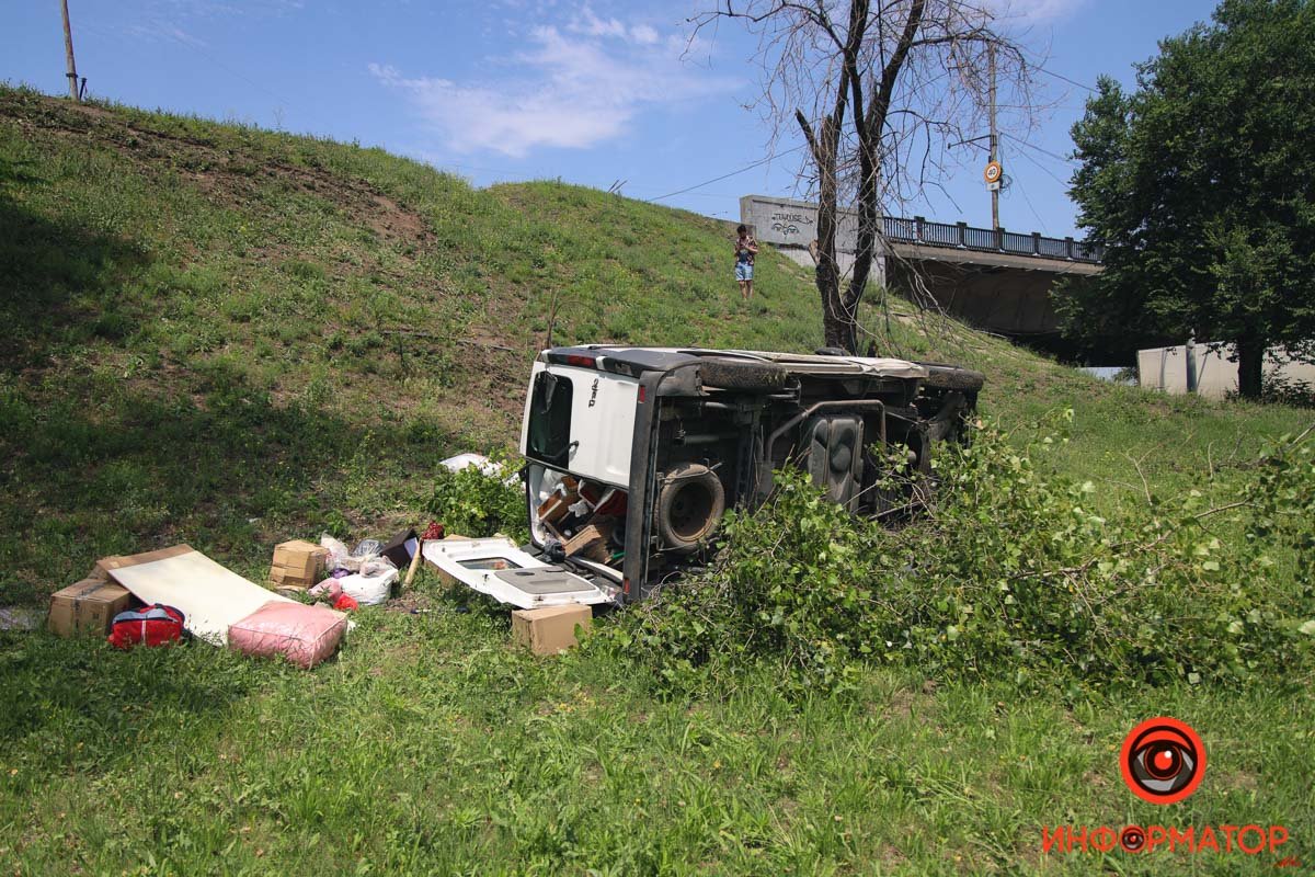 В Днепре с Кайдакского моста слетел Renault 5