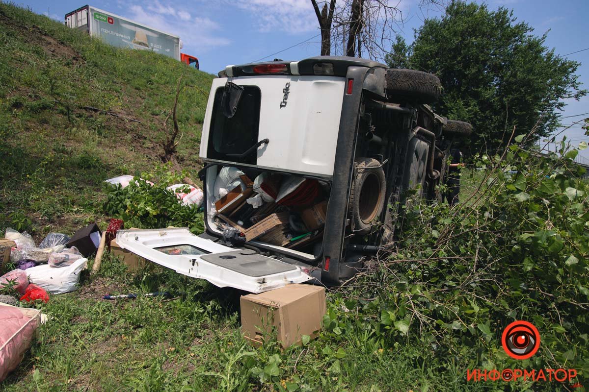 В Днепре с Кайдакского моста слетел Renault 6