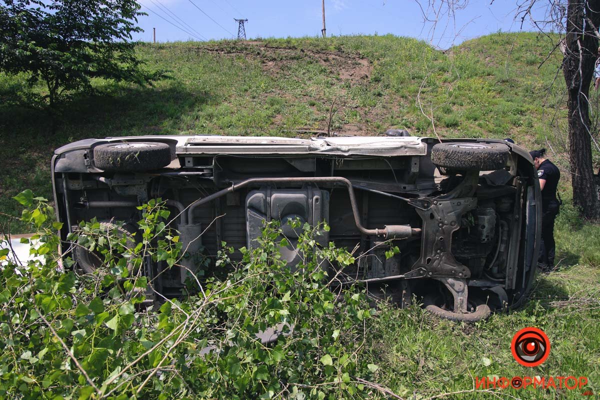 В Днепре с Кайдакского моста слетел Renault 8