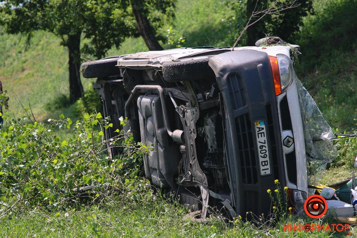 В Днепре с Кайдакского моста слетел Renault 9