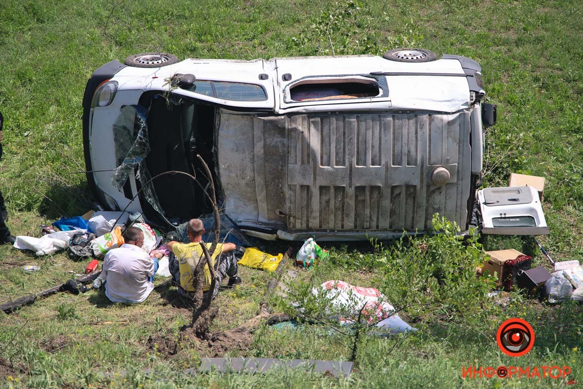 В Днепре с Кайдакского моста слетел Renault 10