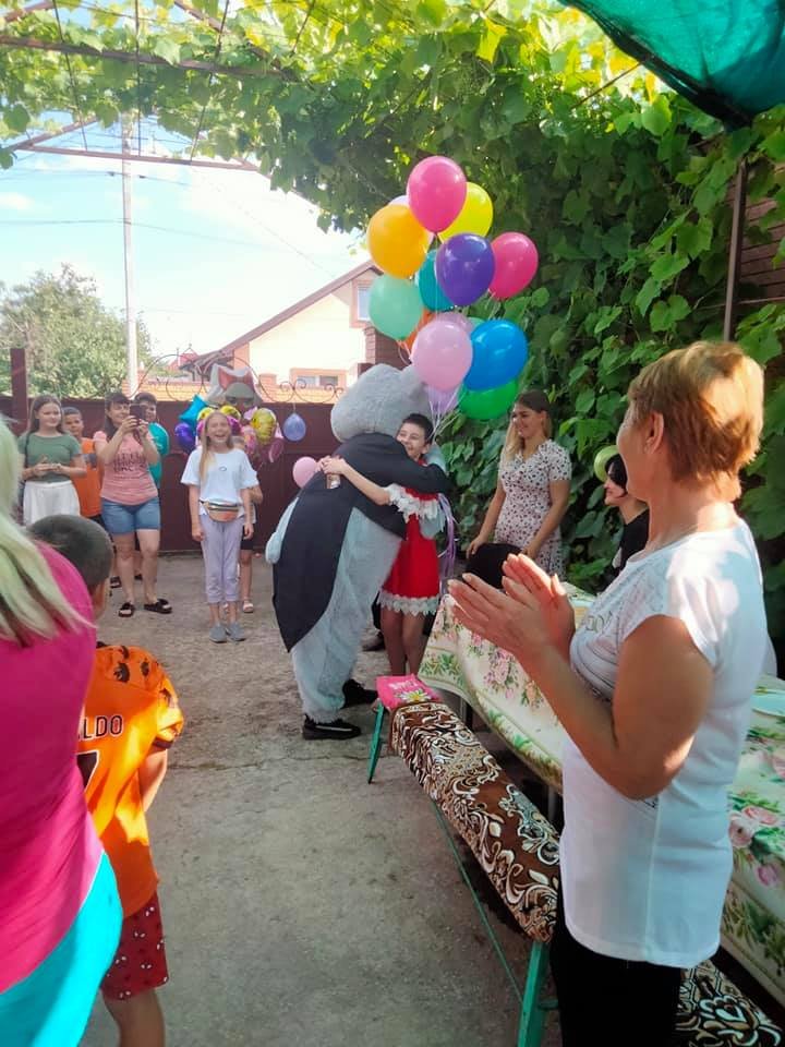 Ее встречали одноклассники, соседи, друзья и родители одноклассников