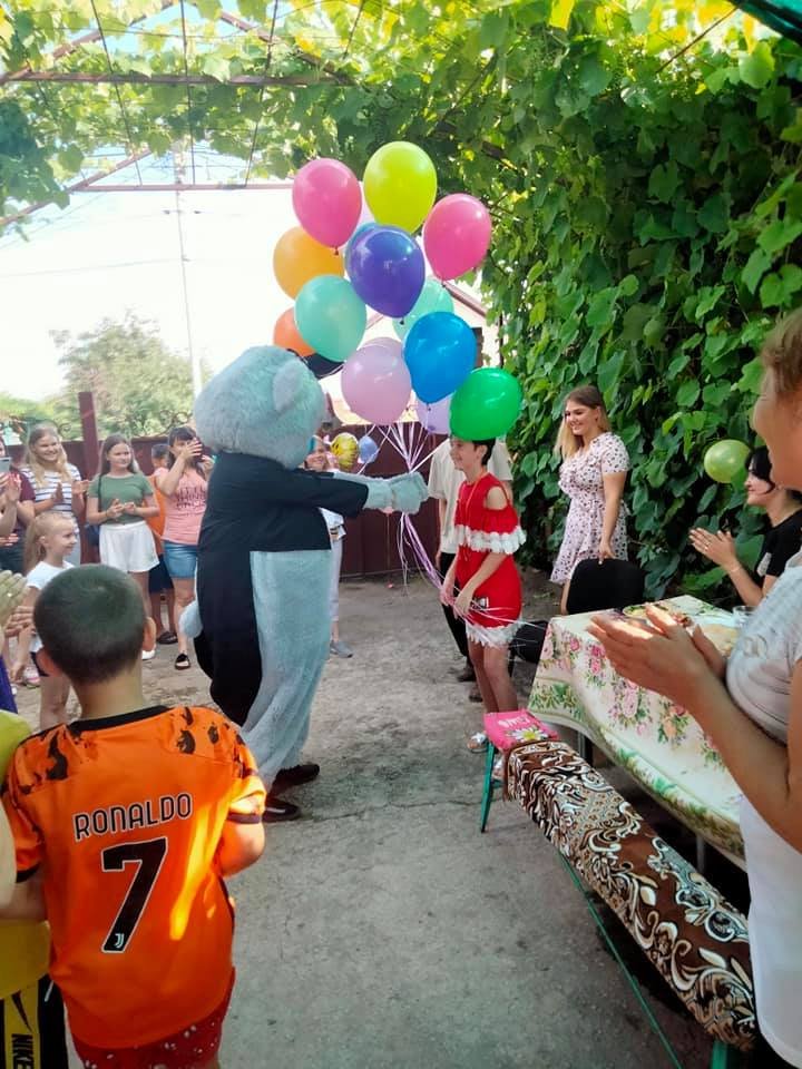 Аниматор подарил шарики