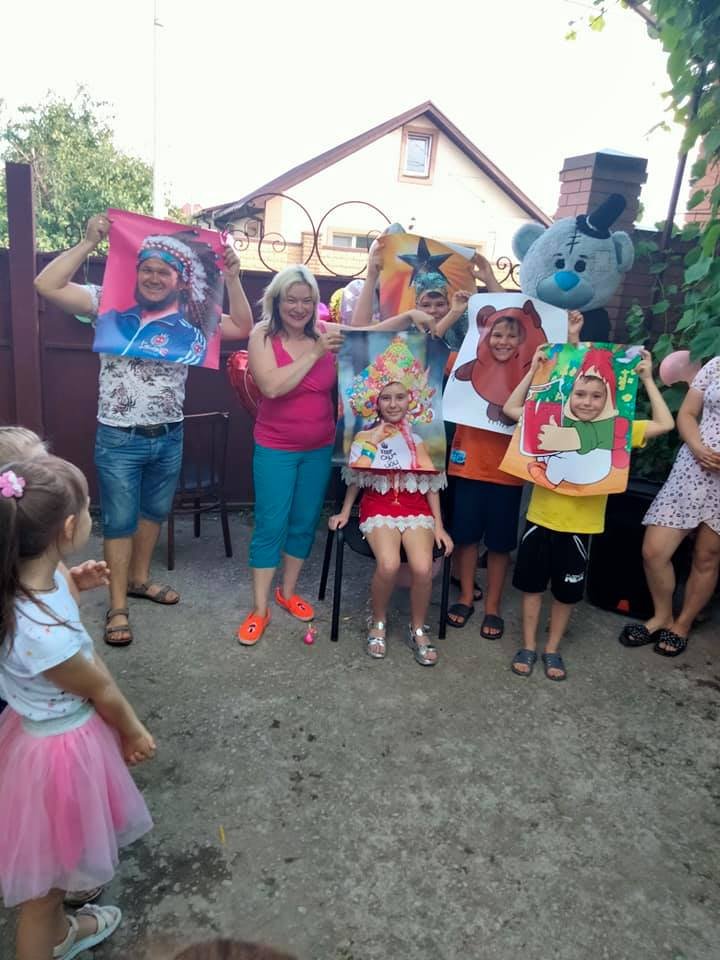 Конкурсы и музыка, а Света постоянно улыбалась