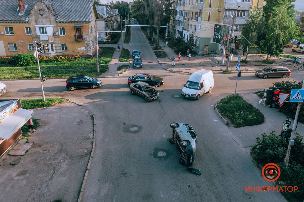 На Академика Янгеля Matiz столкнулся с Lanos и перевернулся