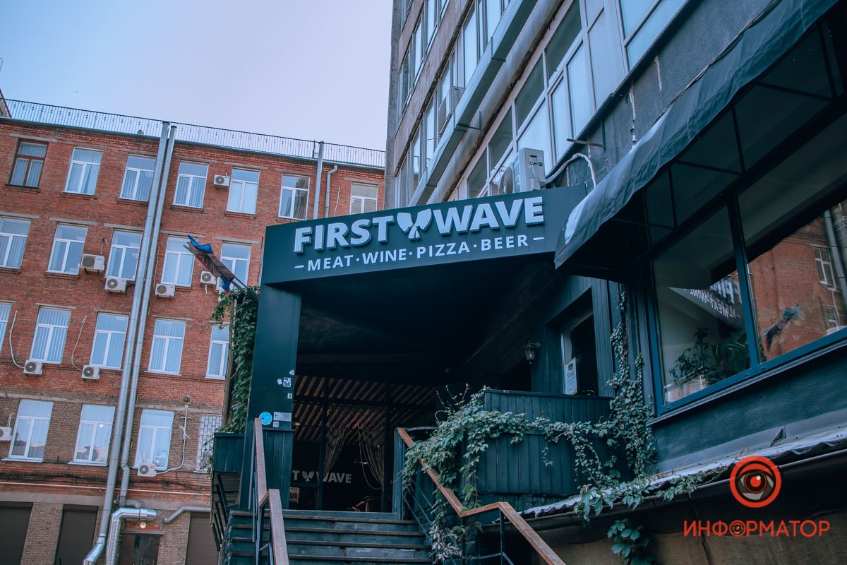 Находится на Короленко, 3а