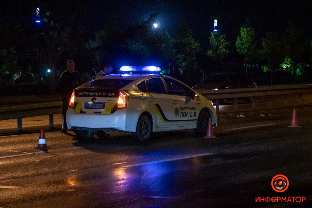 Пять человек переходили Набережную Победы на переходе, светофор работал в мигающем желтом режиме Пять человек переходили Набережную Победы на переходе, светофор работал в мигающем желтом режиме