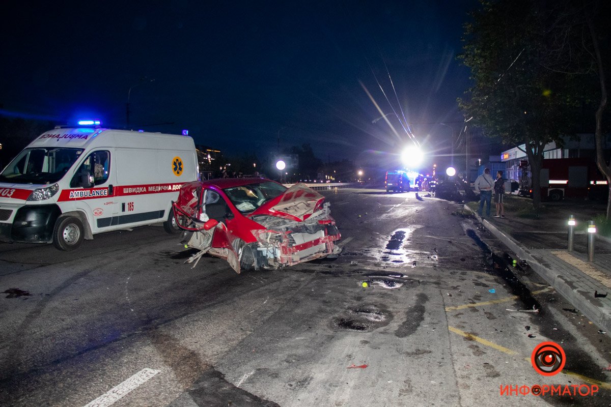 На Набережной Победы столкнулись автомобили BMW и Toyota На Набережной Победы столкнулись автомобили BMW и Toyota