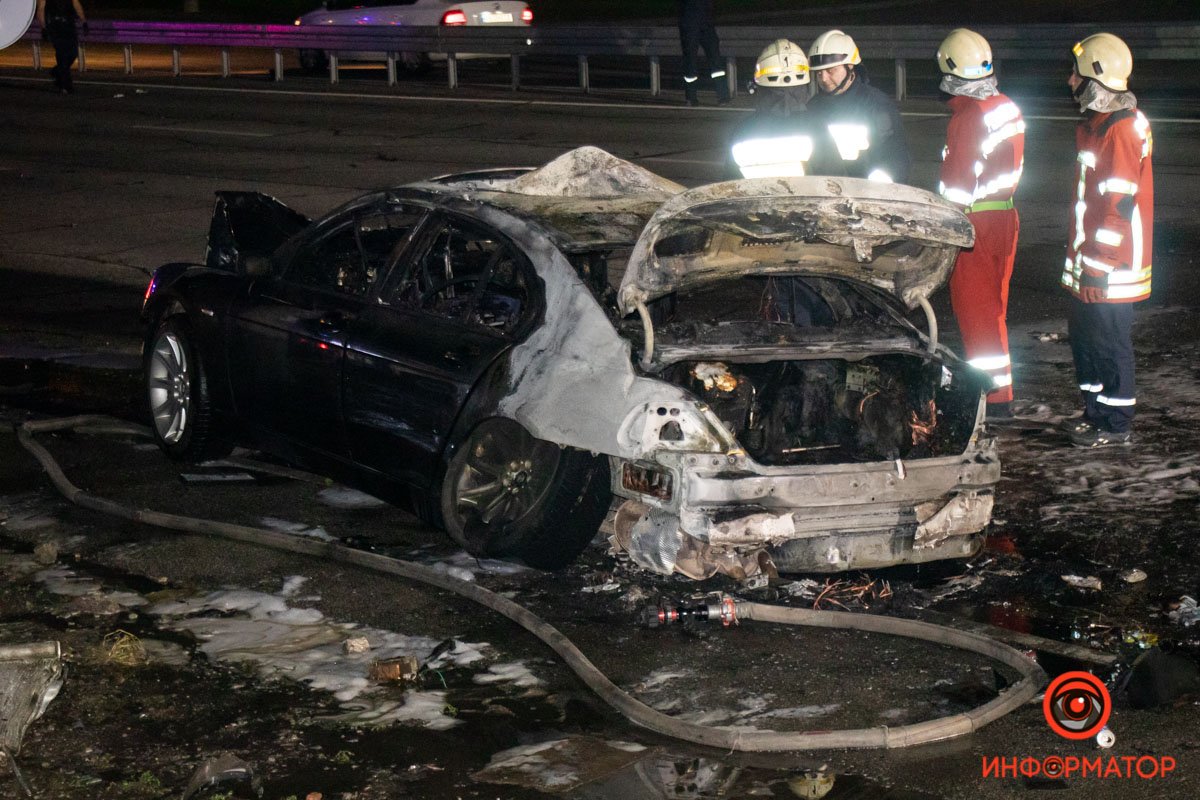 BMW перевернулся на бок, врезался в столб и загорелся BMW перевернулся на бок, врезался в столб и загорелся