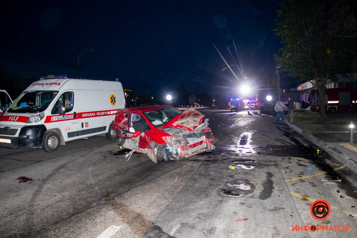 Медики пытались откачать девушку, но она умерла в скорой помощи на месте ДТП Медики пытались откачать девушку, но она умерла в скорой помощи на месте ДТП
