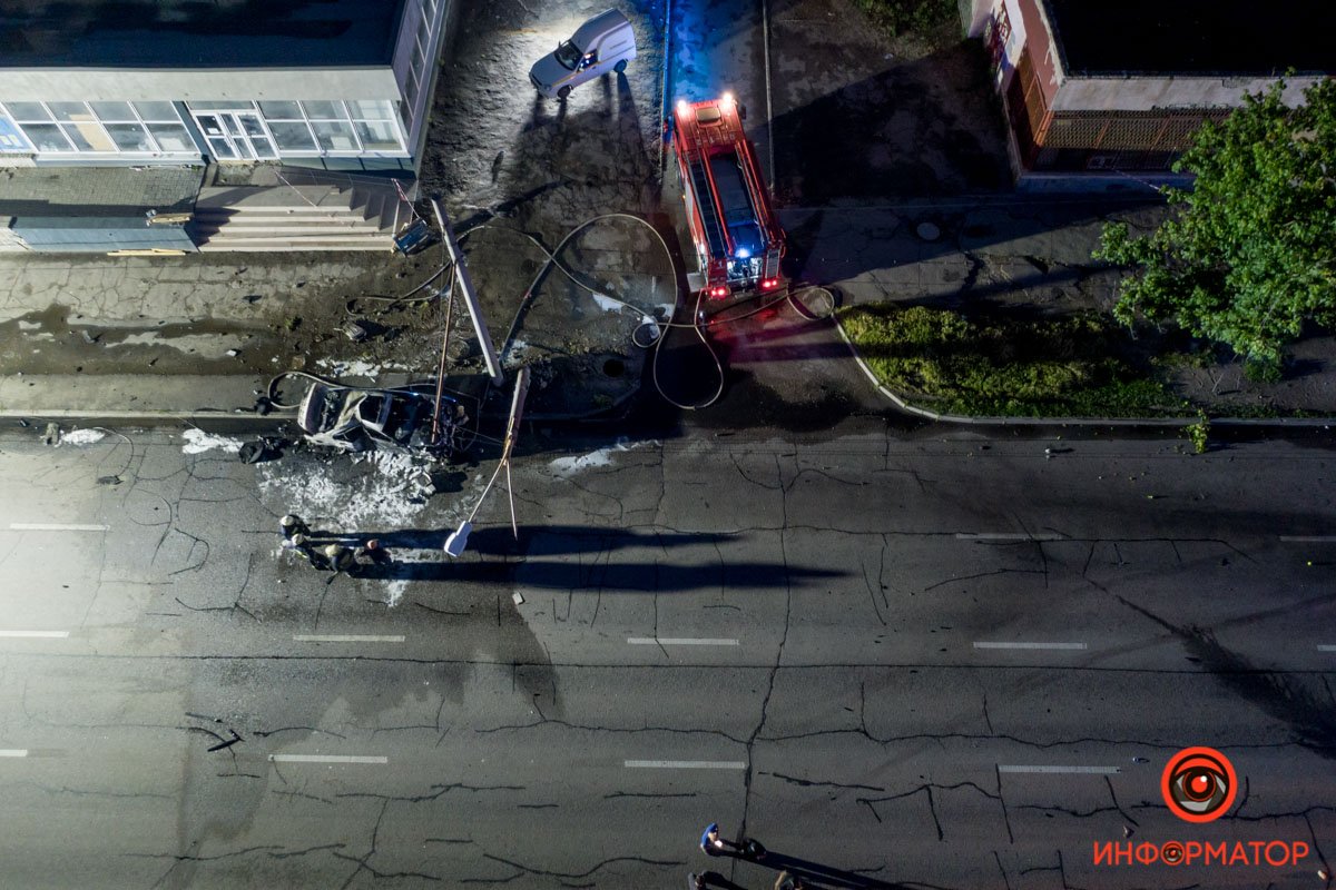 BMW перевернулся на бок, врезался в столб и загорелся BMW перевернулся на бок, врезался в столб и загорелся