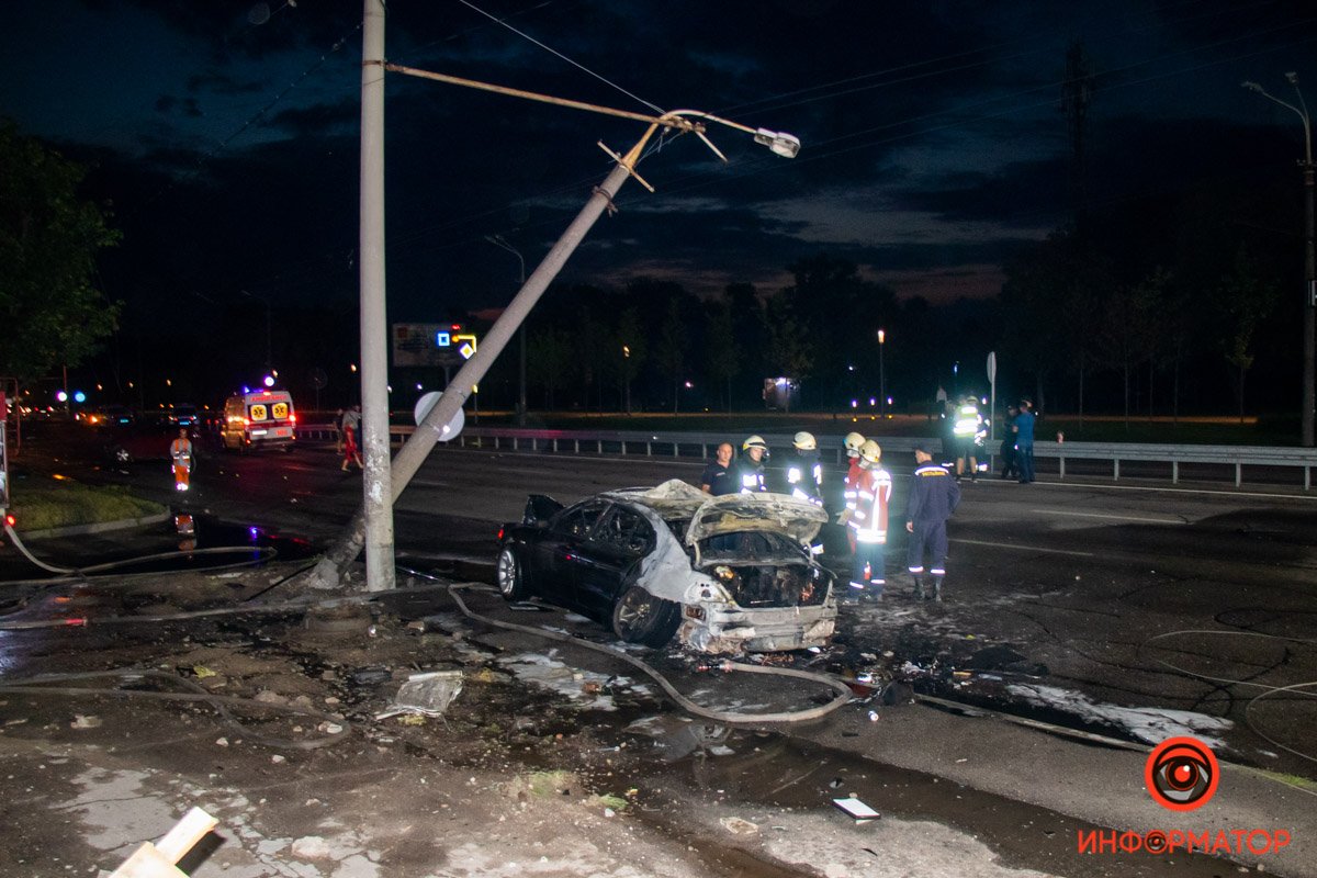 BMW на большой скорости ехал по Набережной Победы со стороны центра BMW на большой скорости ехал по Набережной Победы со стороны центра
