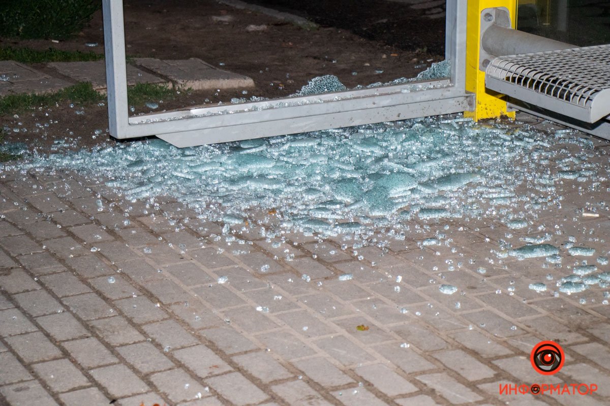 От удара Toyota задела знак и остановку От удара Toyota задела знак и остановку