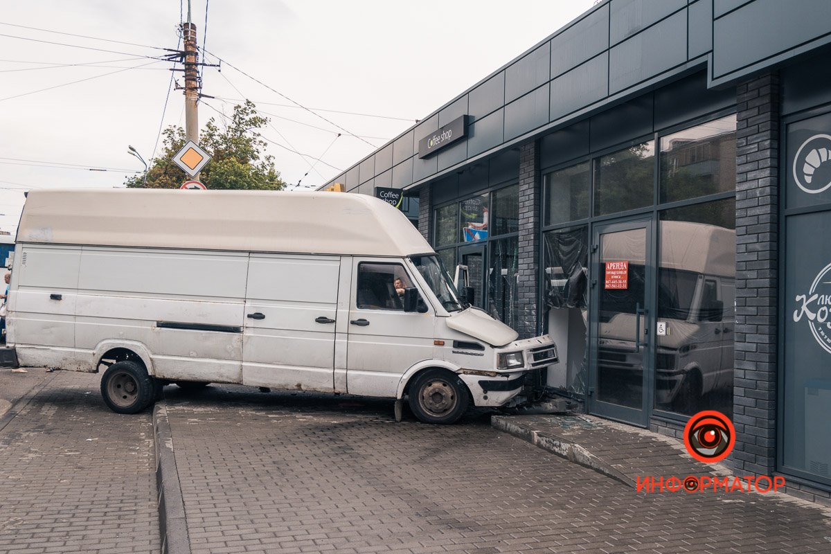 Фургон зацепил маршрутку №136 и Mitsubishi Фургон зацепил маршрутку №136 и Mitsubishi