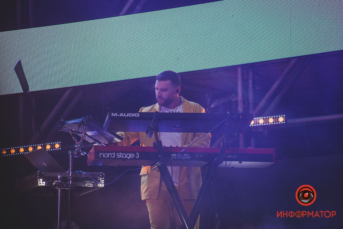 Создает музыку