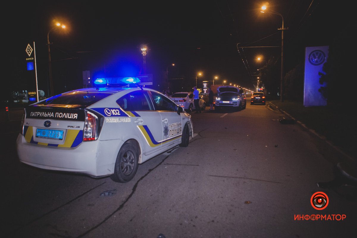 На месте аварии работает полиция