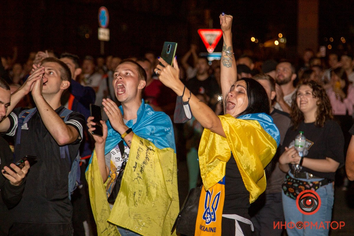 Многие пришли с флагами и шарфами