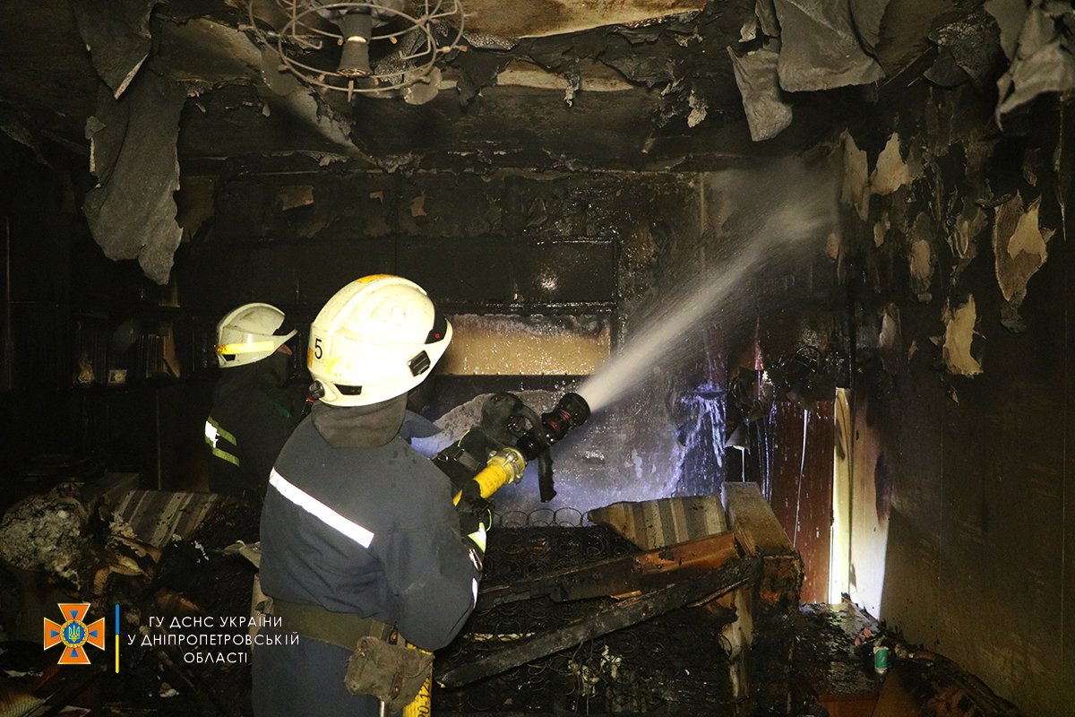 Огонь уничтожил домашние вещи, мебель и облицовку стен