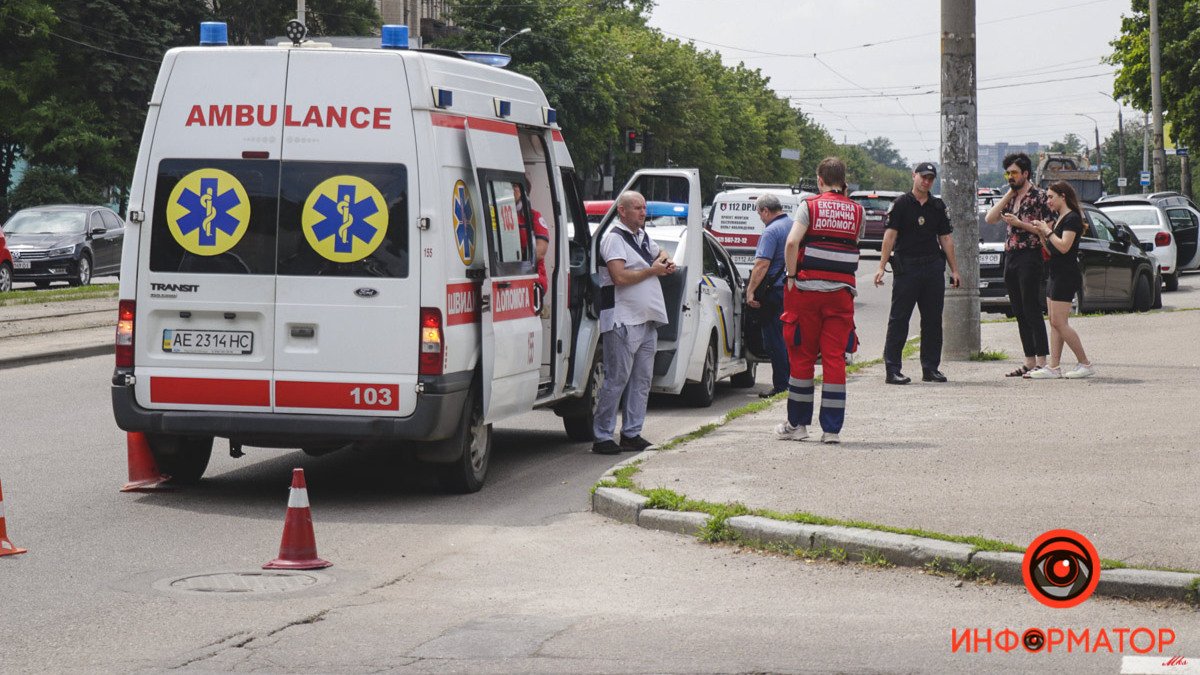 В Днепре на Грушевского Ford не пропустил скорую: из-за резкой остановки пострадал врач