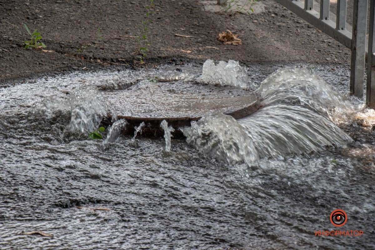 Из-под люка бьет вода В Днепре на Шевченко из-под люка бьет «ручей» 1