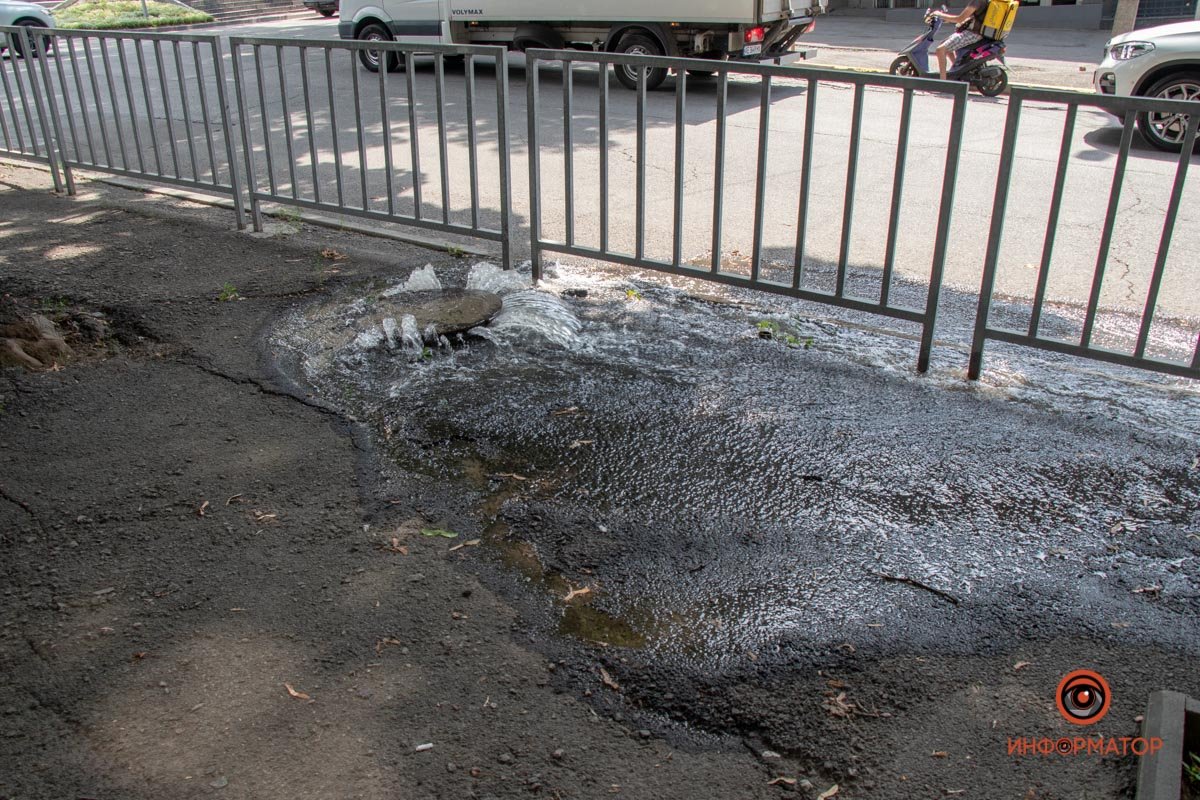 На тротуаре на улице Шевченко На тротуаре на улице Шевченко