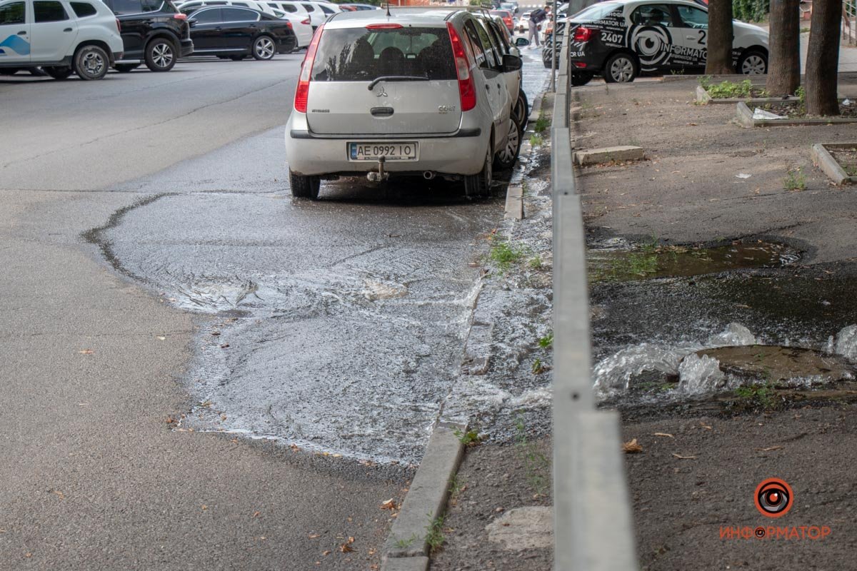 Вода стекает по проезжей части Вода стекает по проезжей части
