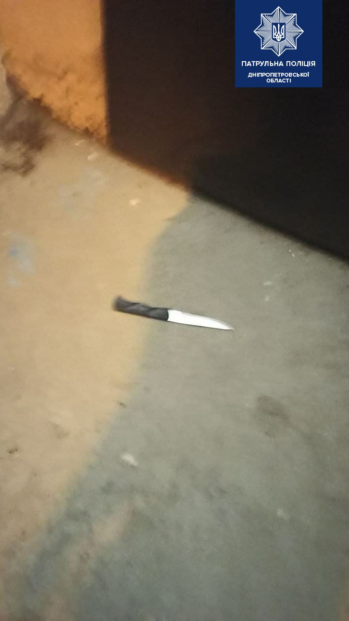 У него было два ножа в руках У него было два ножа в руках