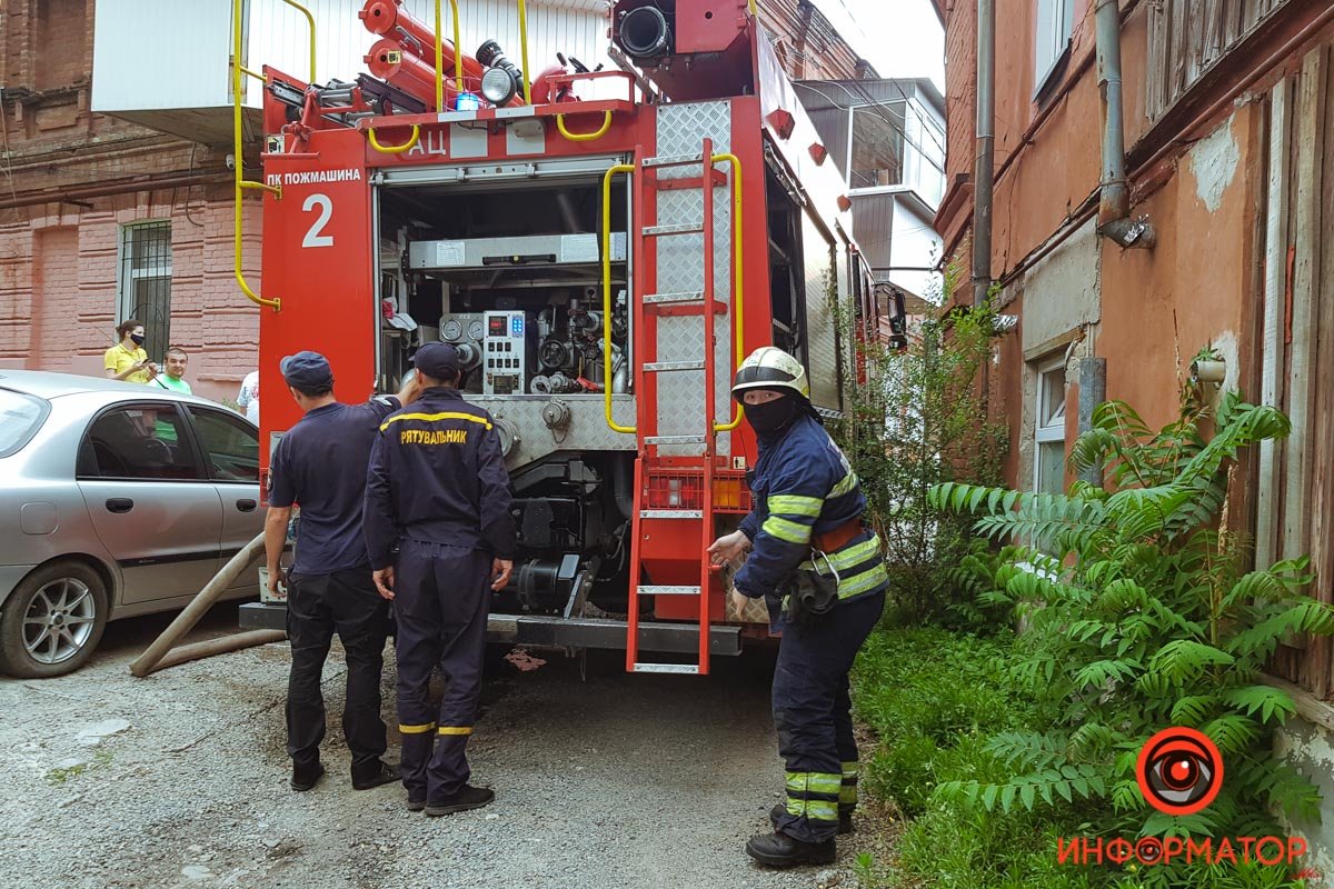 На месте работают спасатели