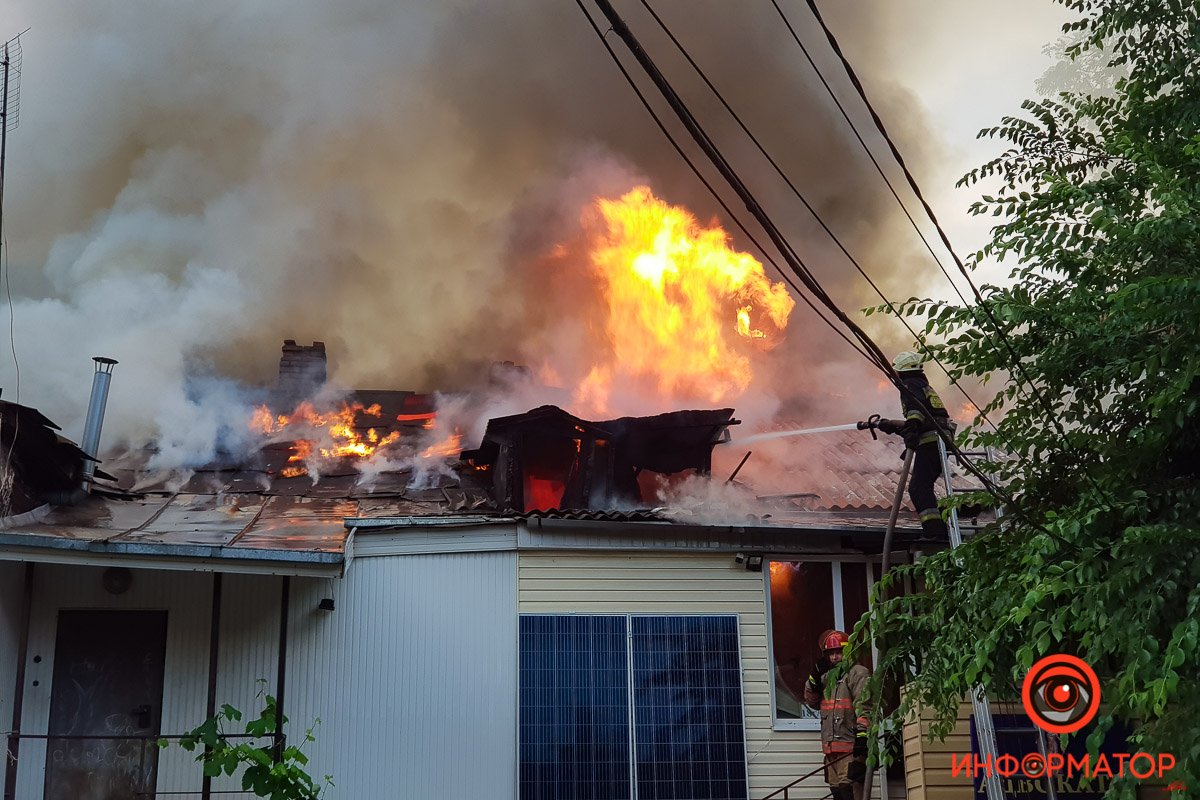 Дом загорелся примерно в 19:00