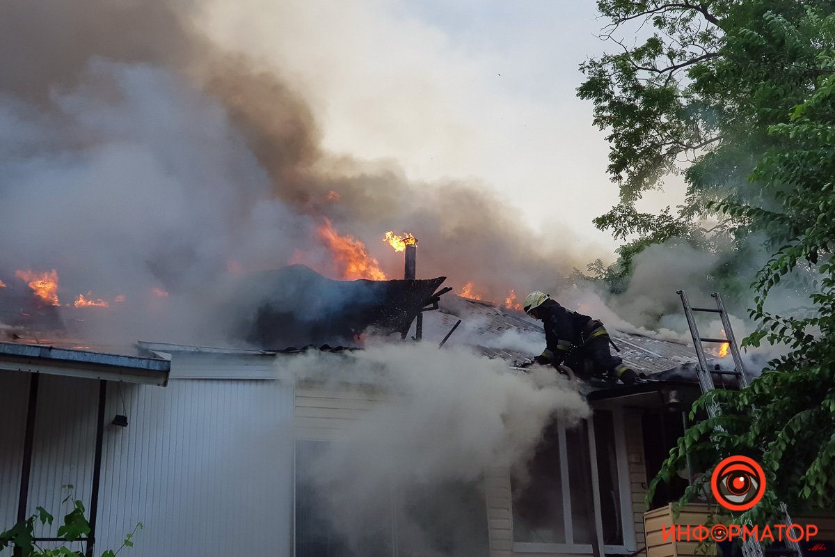 Горит одноэтажный дом