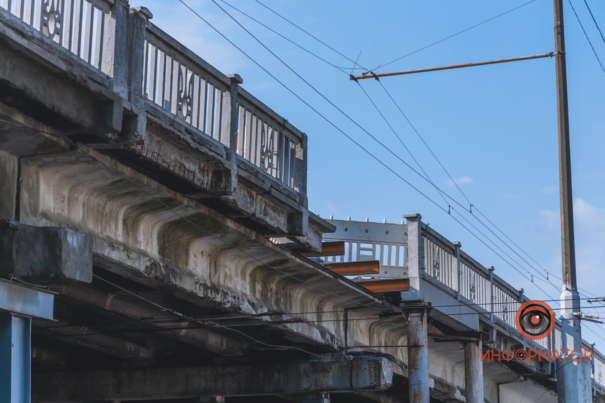 Утром на место прибыла машина аварийной службы