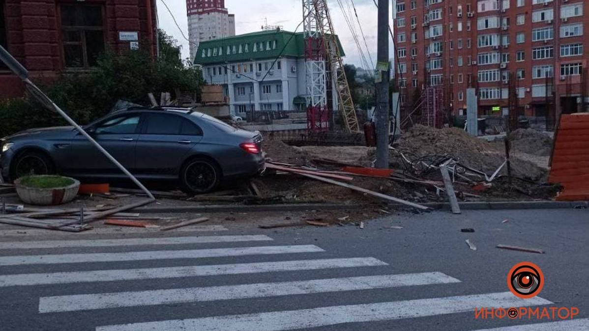 Mercedes двигался по улице Шевченко в сторону Гоголя Mercedes двигался по улице Шевченко в сторону Гоголя