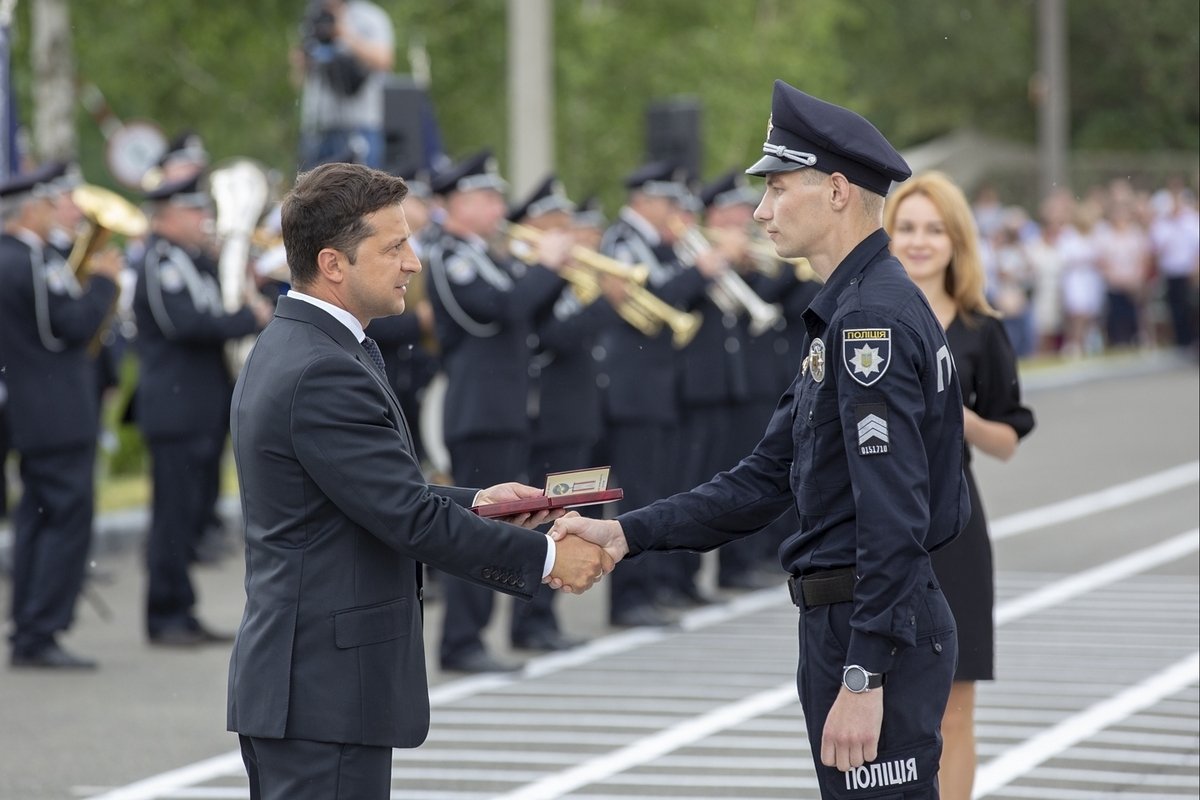 Владимир Зеленский наградил двоих патрульных из Днепра