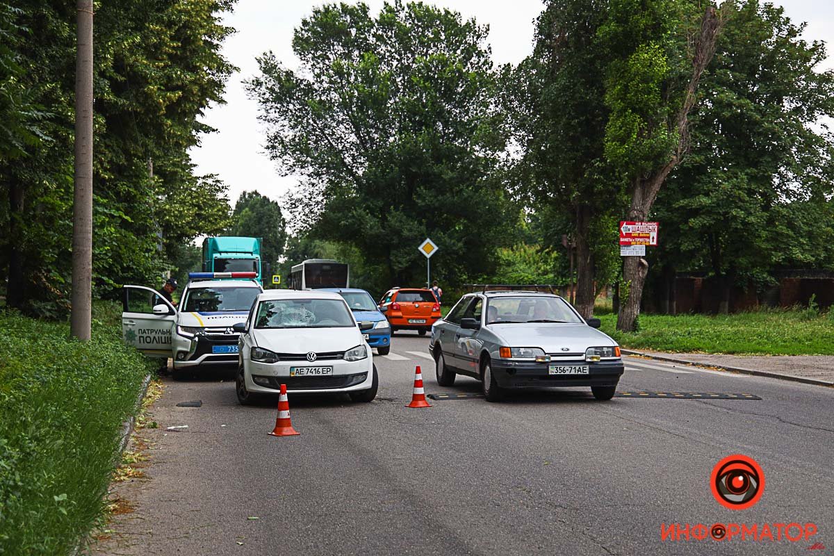 На Надежды Алексеенко Volkswagen сбил мужчину на переходе На Надежды Алексеенко Volkswagen сбил мужчину на переходе