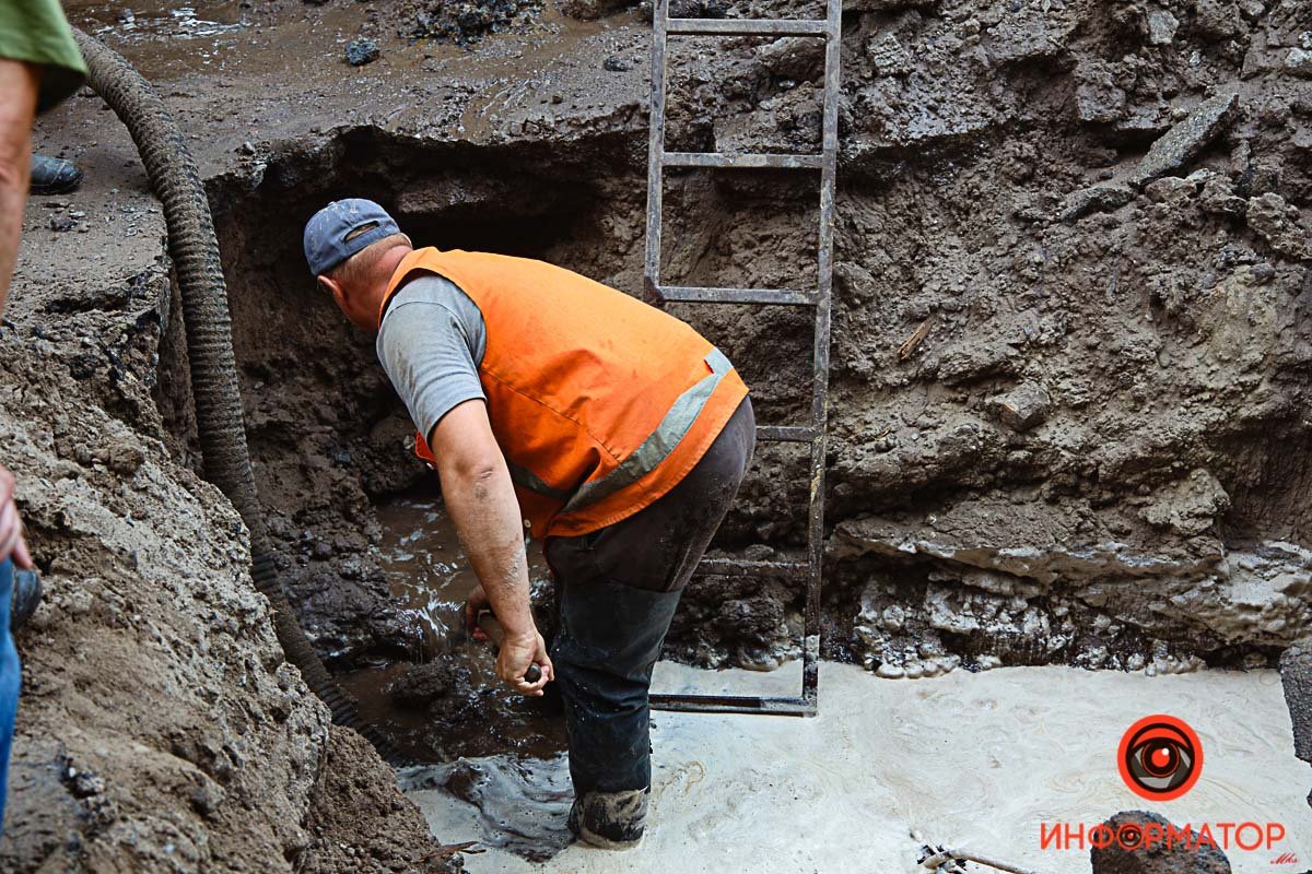 Фонтан из грязи поднялся на несколько метров Фонтан из грязи поднялся на несколько метров