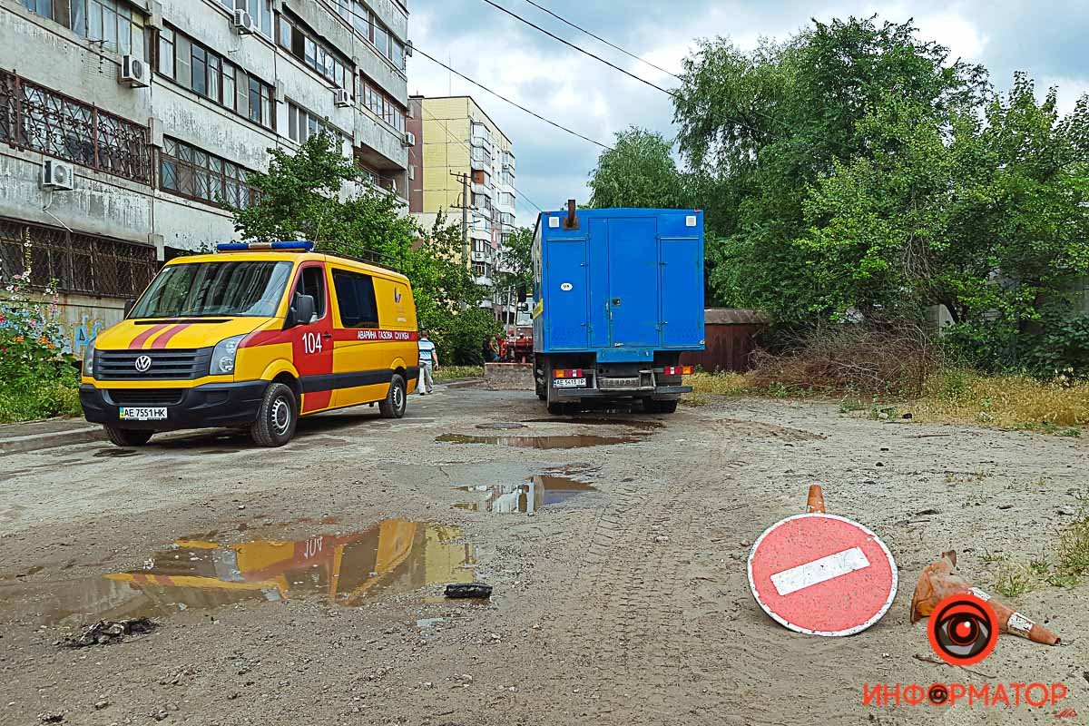 На место прибыла аварийная служба КП "Днепрводоканал" На место прибыла аварийная служба КП "Днепрводоканал"