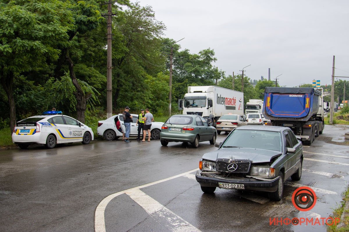 Тройная авария с грузовиком возле "Коксохима" в Днепре: образовалась большая пробка 2