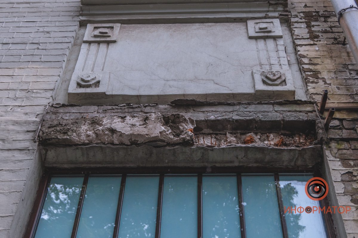 На улице Фабра рушится фасад дома №15 На улице Фабра рушится фасад дома №15