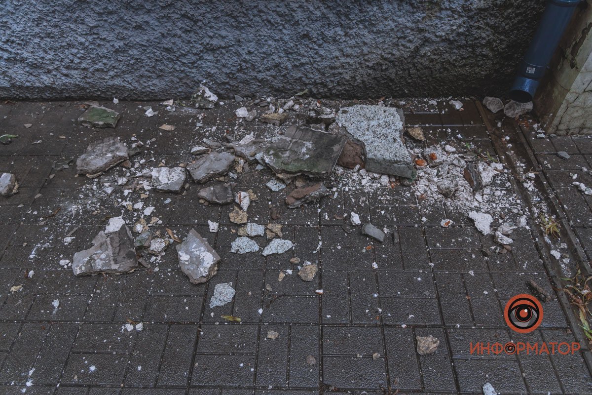 Куски облицовки падают на тротуар Куски облицовки падают на тротуар