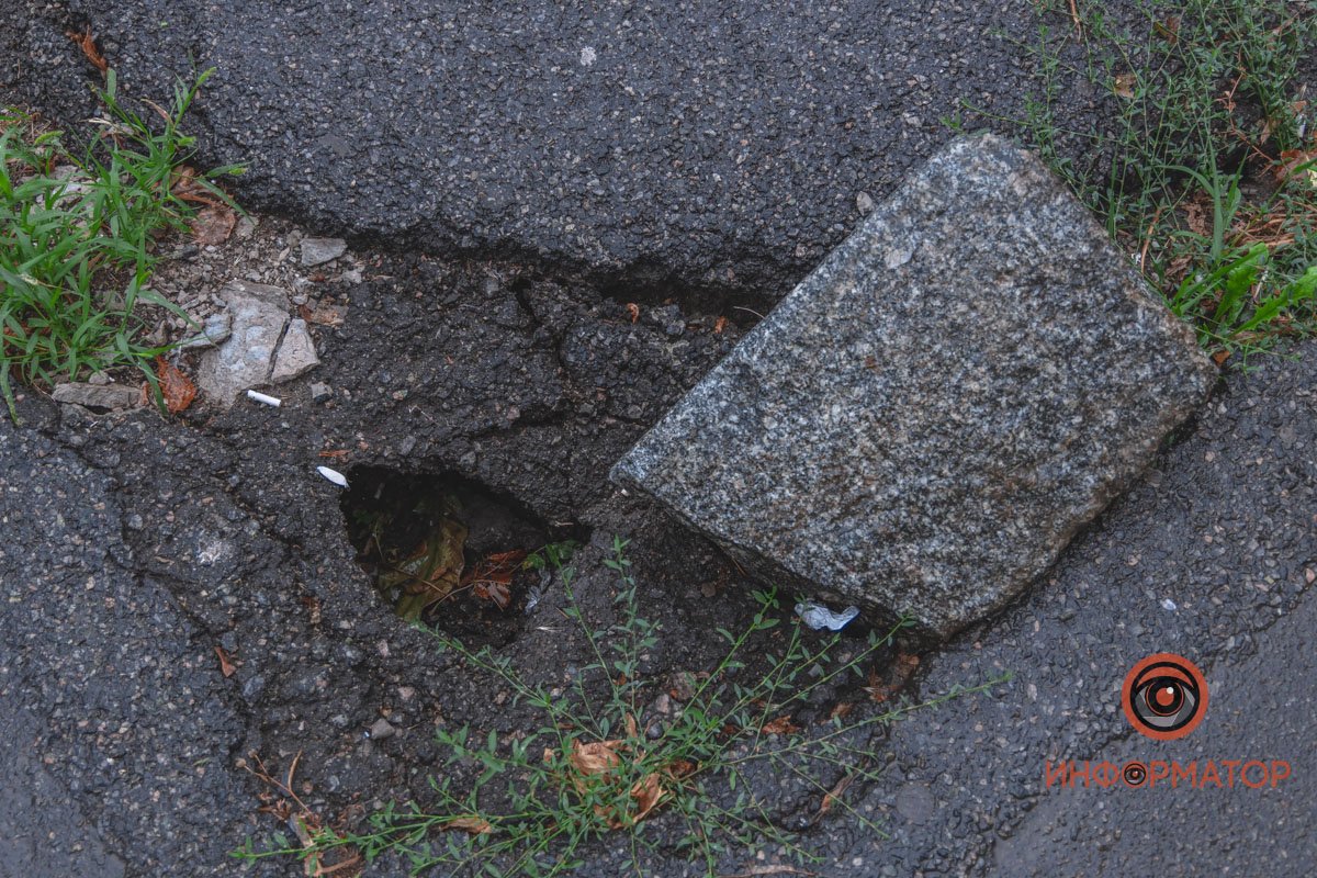 В Днепре на Старокозацкой провалился асфальт 6