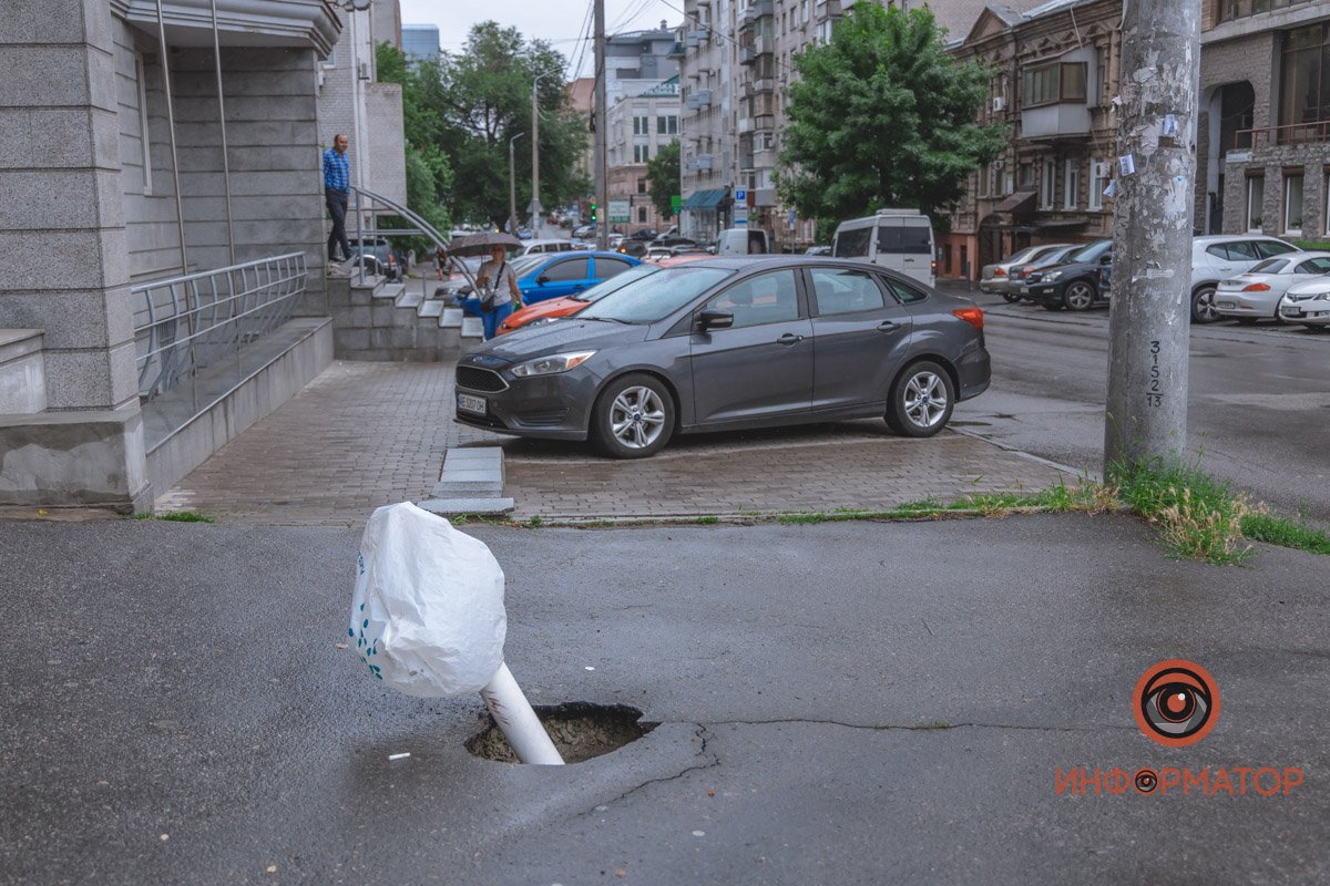 В Днепре на Старокозацкой провалился асфальт 8