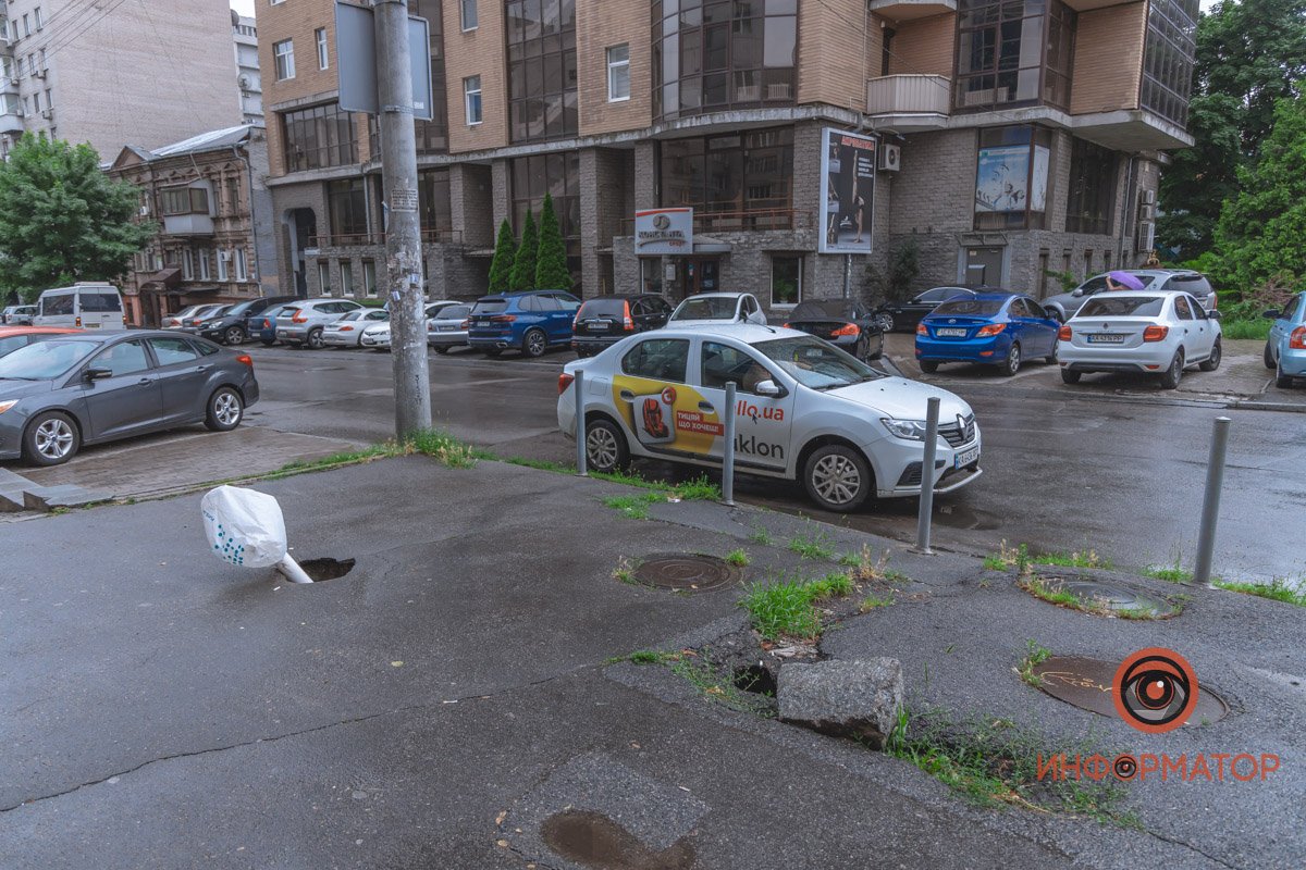 В Днепре на Старокозацкой провалился асфальт 9