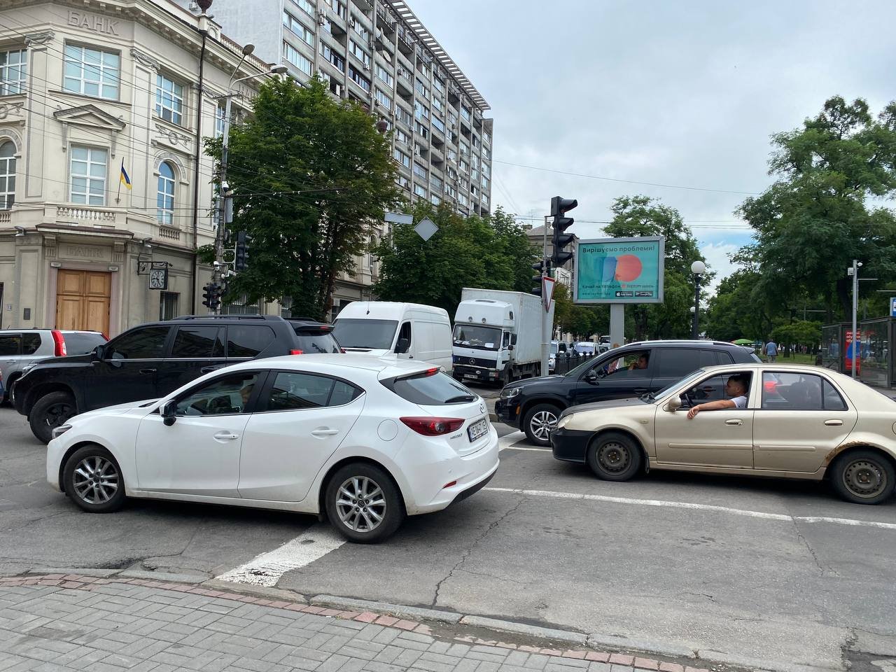 В Днепре полиция и муниципалы перекрыли проспект Яворницкого 1