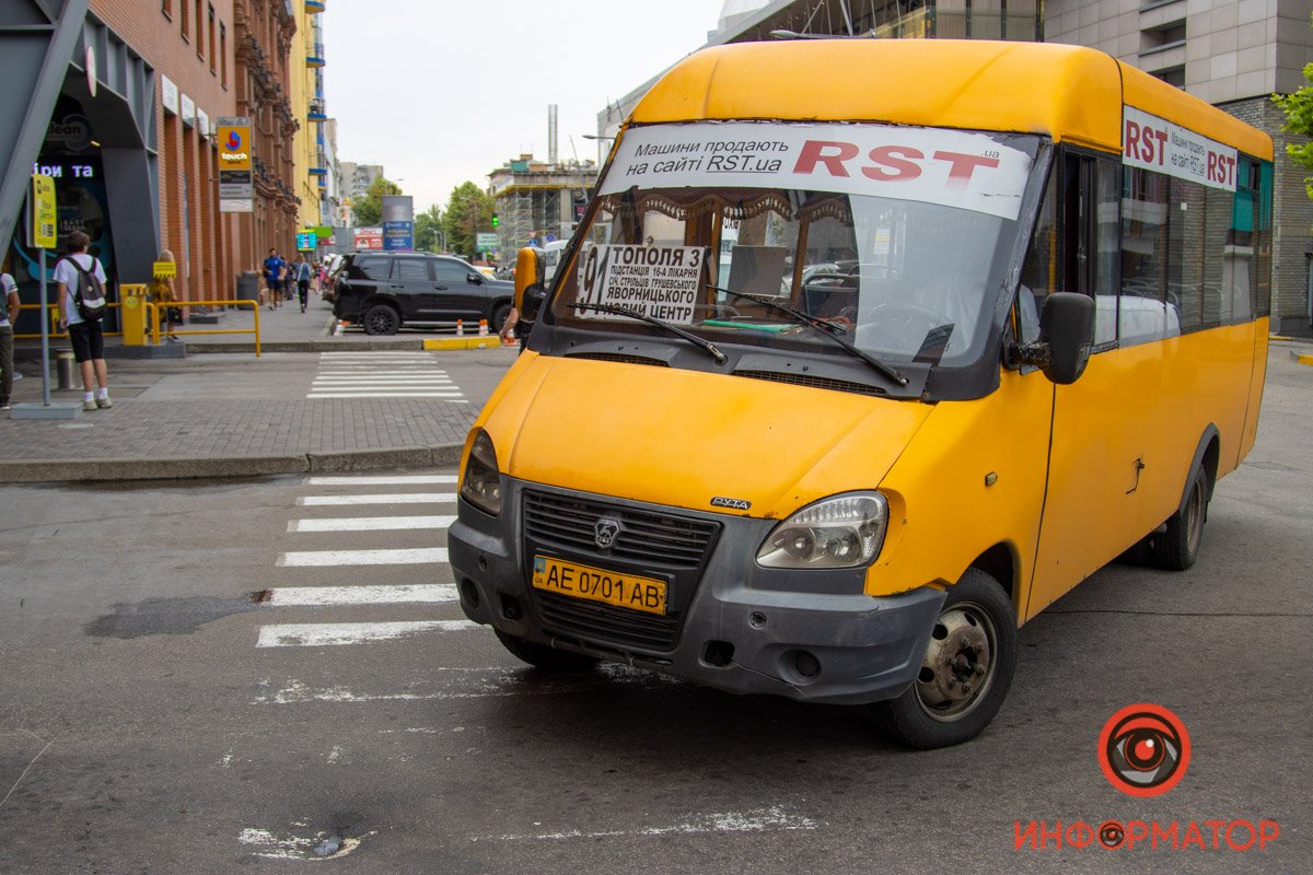 В Днепре возле "Нового Центра" водитель маршрутки №91 наехал на пешеходов: пострадали двое 1