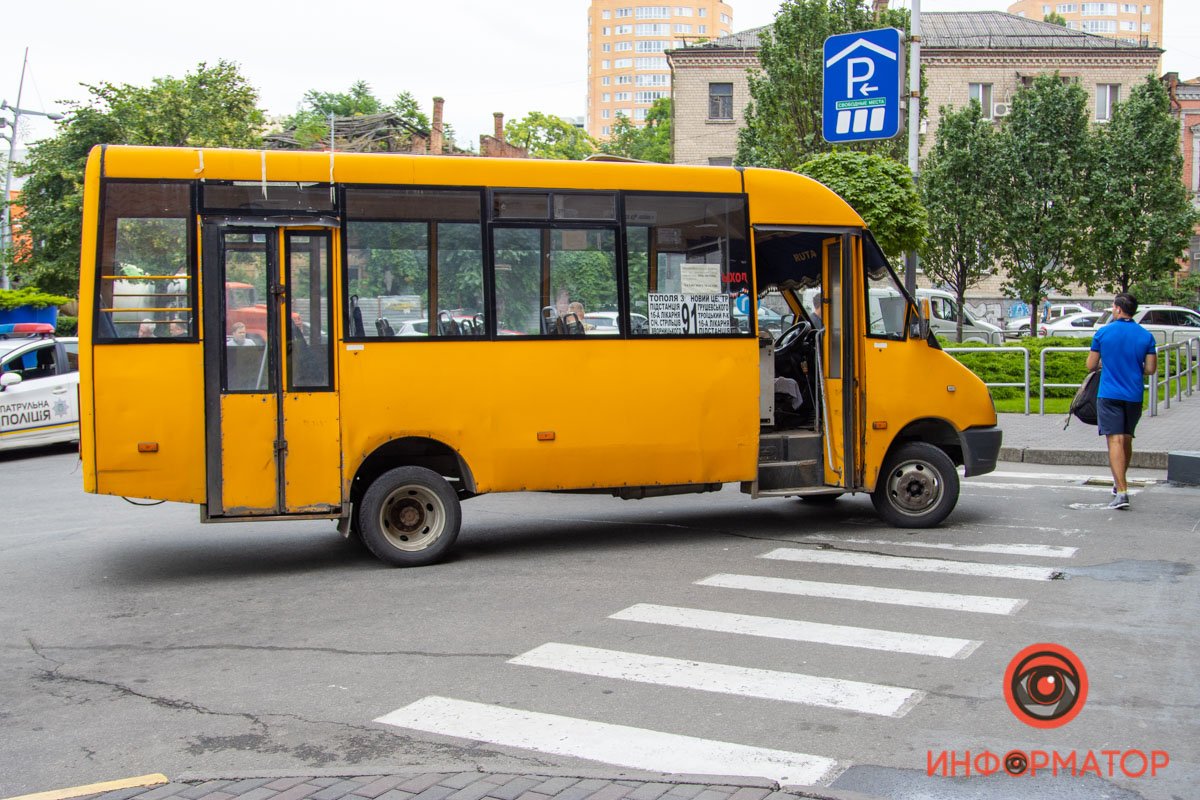 В Днепре возле "Нового Центра" водитель маршрутки №91 наехал на пешеходов: пострадали двое 2