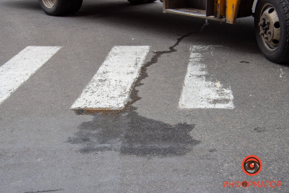 В Днепре возле "Нового Центра" водитель маршрутки №91 наехал на пешеходов: пострадали двое 3