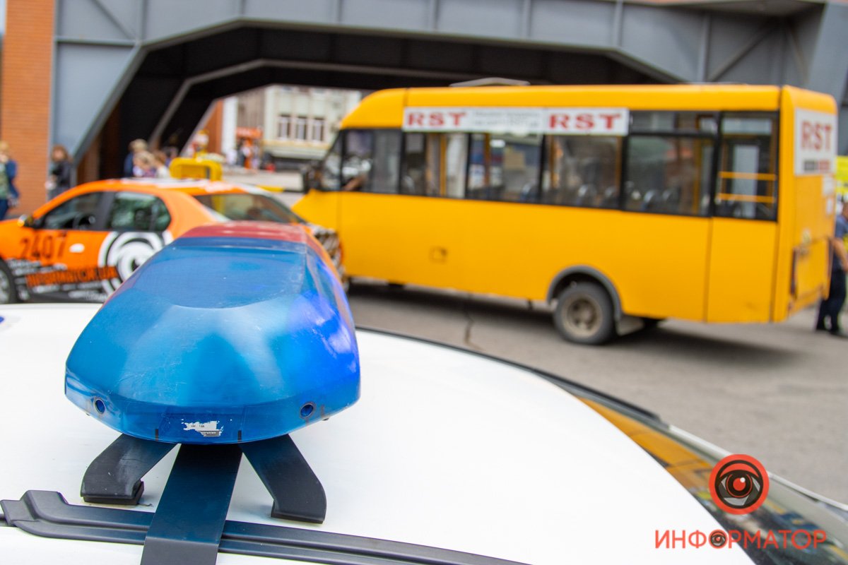 В Днепре возле "Нового Центра" водитель маршрутки №91 наехал на пешеходов: пострадали двое 4