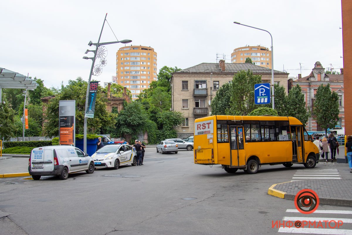 В Днепре возле "Нового Центра" водитель маршрутки №91 наехал на пешеходов: пострадали двое 5