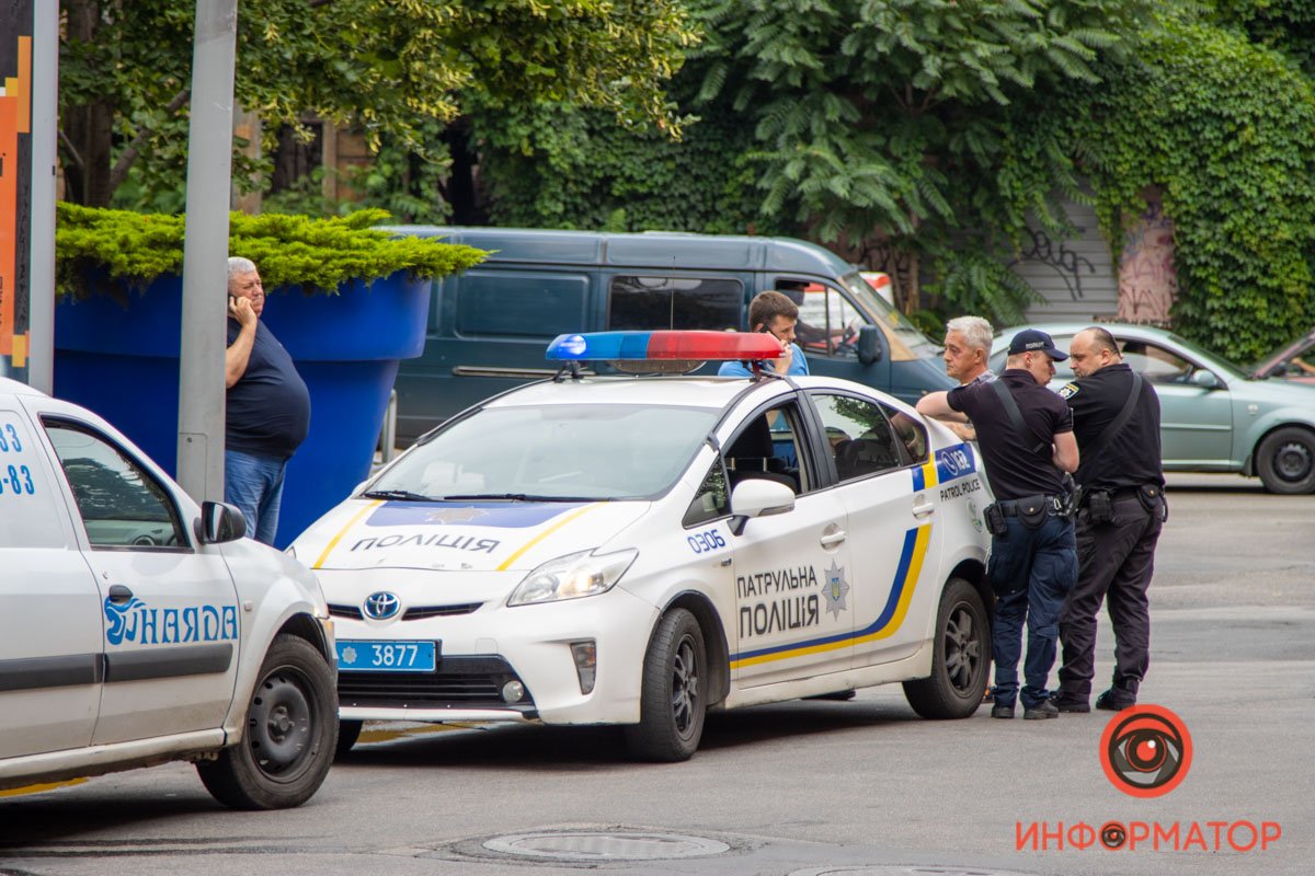 В Днепре возле "Нового Центра" водитель маршрутки №91 наехал на пешеходов: пострадали двое 6